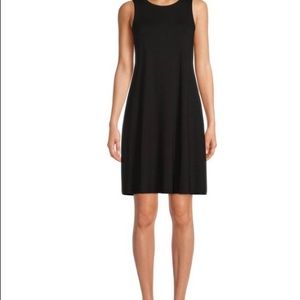 Woman’s sleeveless knit dress w pockets